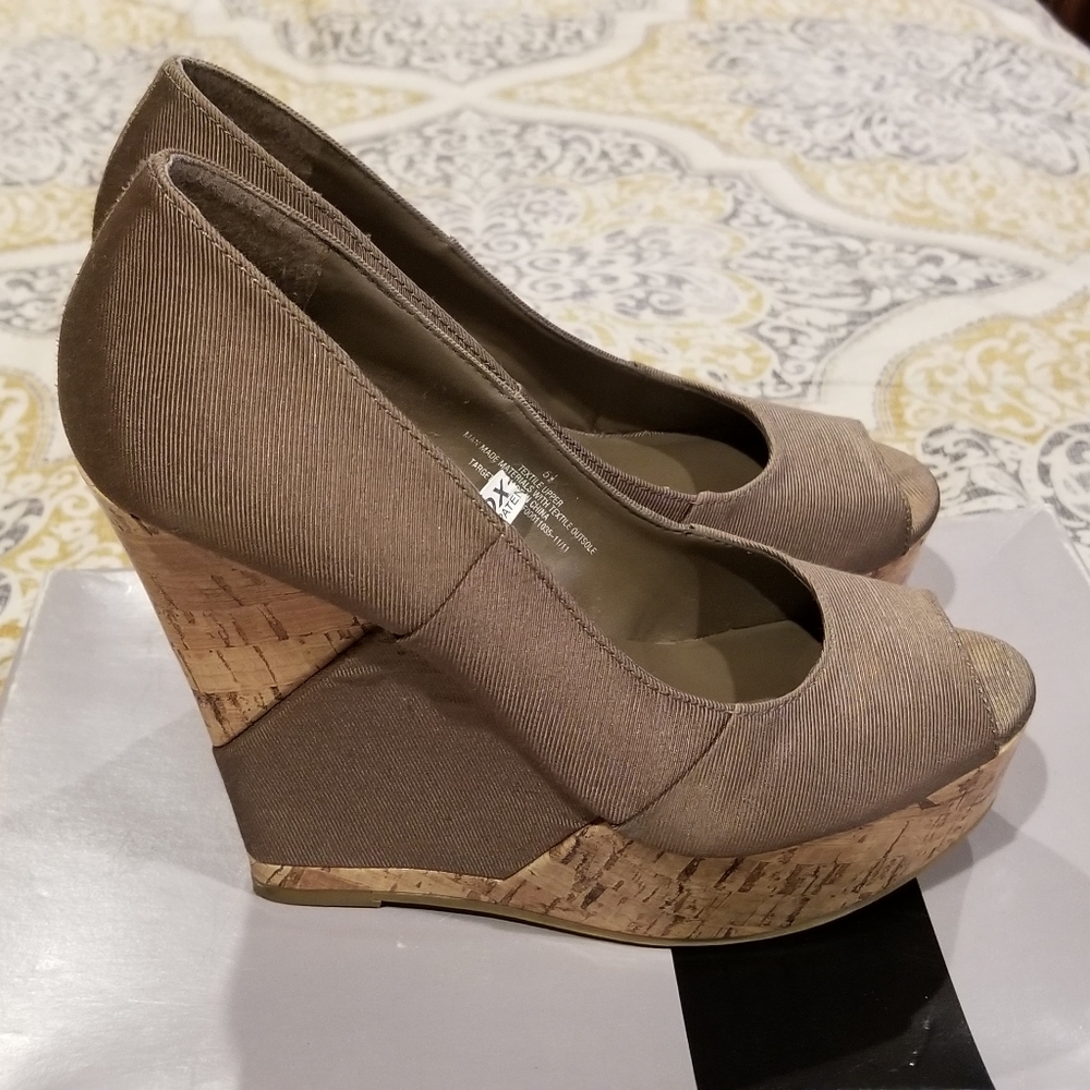 51/2 taupe wedges